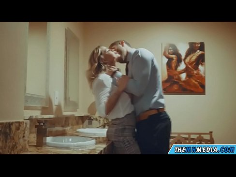 ❤️ Калі грудастая бландынка спакушае цябе ў грамадскім туалете Сэкс у нас ️❤